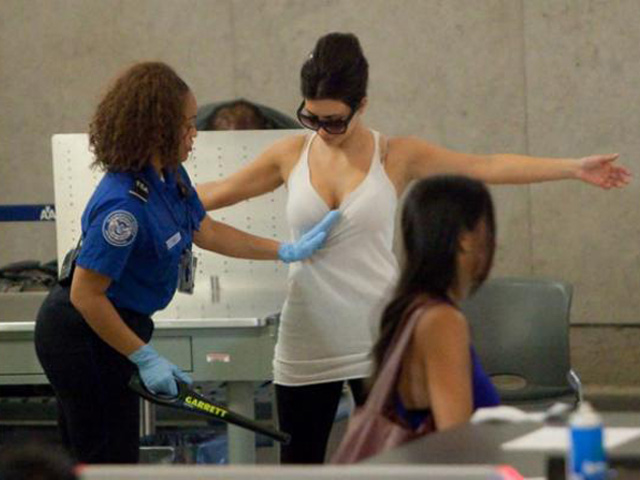 Tranh vui - Bao người giật mình với hình ảnh hài hước được "chộp" ở sân bay