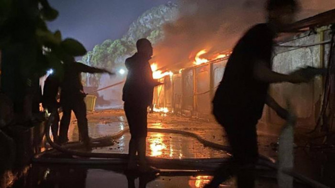 Lực lượng chức năng có mặt kịp thời để khống chế vụ cháy chợ Hạ Long 1 xảy ra tối 11/4