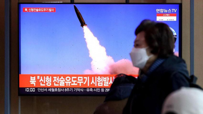 Truyền thông Hàn Quốc đưa tin về vụ phóng thử tên lửa ngày 17-4 của Triều Tiên. Ảnh: CNBC
