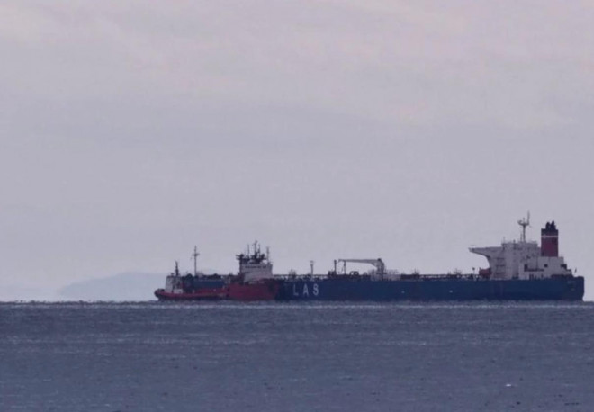 Tàu chở dầu mang cờ Nga neo đậu ngoài khơi Karystos, trên Đảo Evia, Hy Lạp. Ảnh: Reuters&nbsp;