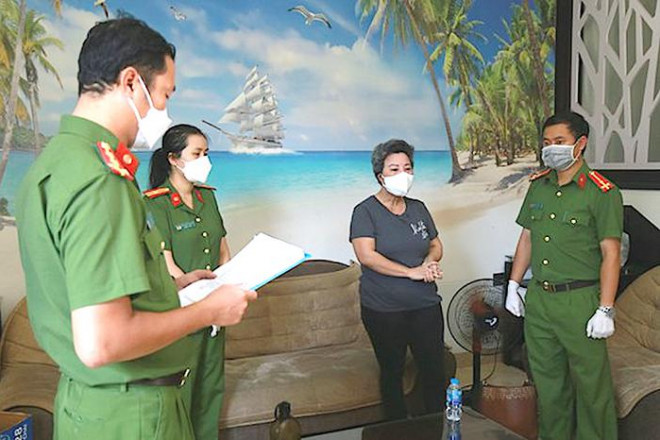 Cơ quan Công an đọc lệnh bắt tạm giam đối tượng Trần Thị Phương Dung