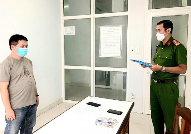 Cơ quan Công an tống đạt quyết định khởi tố bị can đối với Tôn Thất Huy Minh.