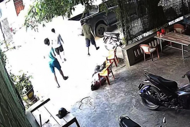 Sau khi đánh ông N. bất tỉnh, nhóm người liền bỏ đi.