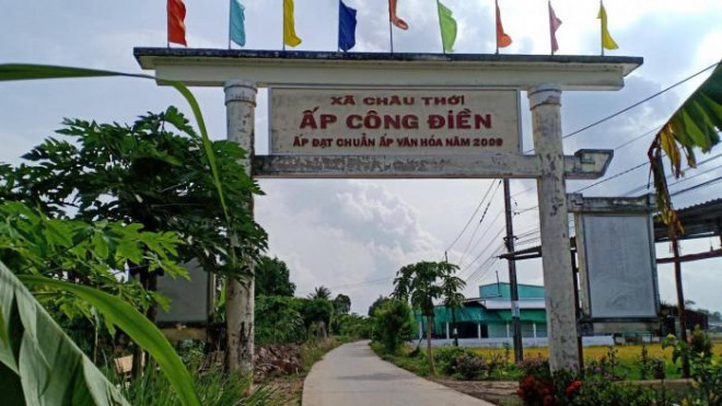 Con lộ giao thông nông thôn dẫn vào nhà cháu bé 16 tuổi bị cha dượng đánh gây thương tích.