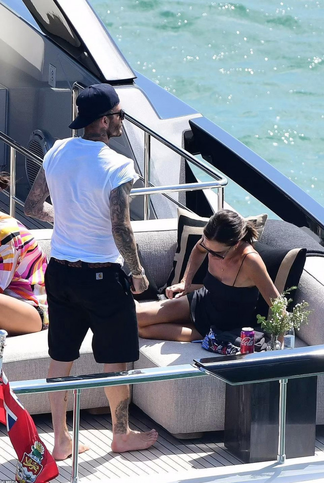 Victoria Beckham diện váy ngắn sexy trên du thuyền - 5