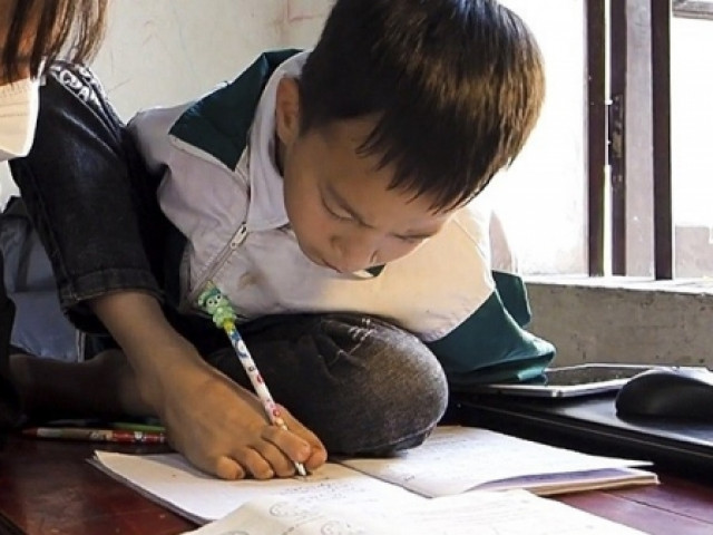 Bạn trẻ - Cuộc sống - Nghị lực phi thường về cậu bé "chim cánh cụt" Nguyễn Đông Khải