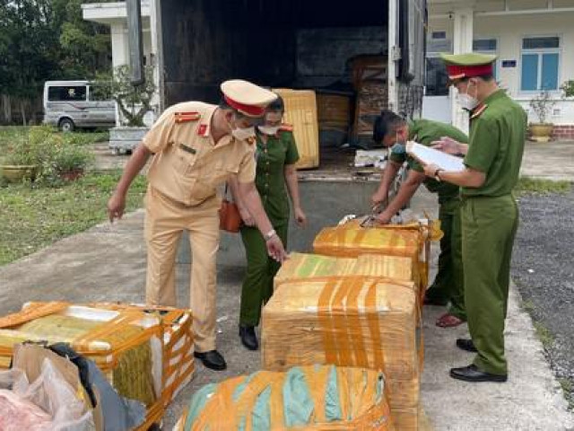 Thị trường - Tiêu dùng - "Bí mật" bên trong 19 thùng xốp được vận chuyển trên ô tô đi về từ cửa khẩu