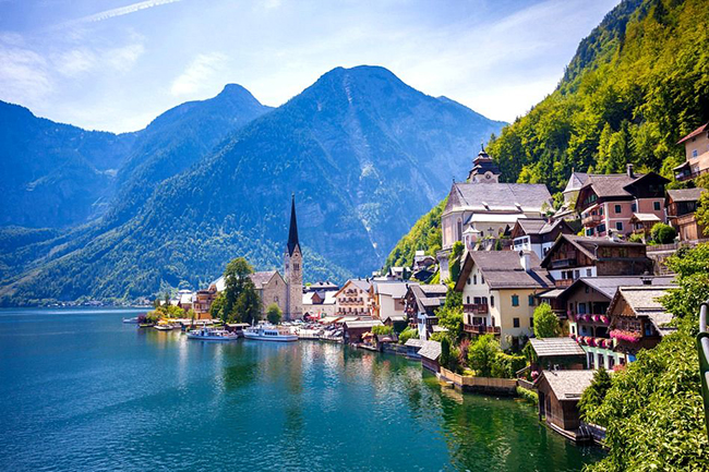 Hallstatt: Hallstatt là một trong những ngôi làng đẹp nhất ở Áo, đồng thời là một trong những viên ngọc lộng lẫy nhất ở châu Âu. Ngôi làng nhỏ này đẹp đến mức được các doanh nhân Trung Quốc mê mẩn và sao chép một ngôi làng y hệt ở Trung Quốc.
