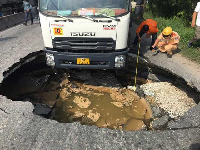 Đang chạy trên đường, xe tải bất ngờ sụp hố “khủng” ở TP Thủ Đức
