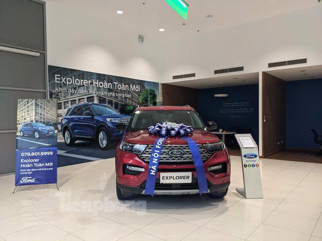 Explorer chênh 180 triệu đồng kèm bậc điện 'nằm' sẵn chờ khách hàng.