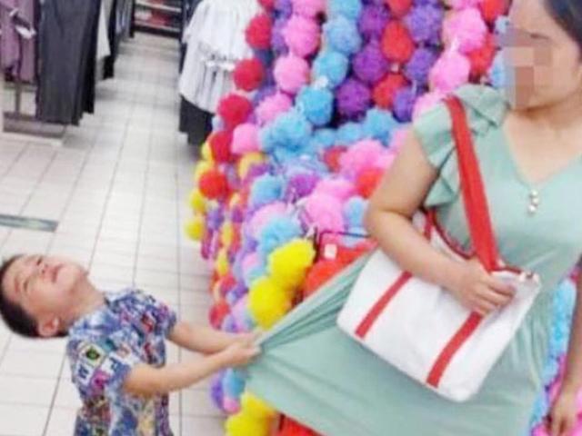 Bạn trẻ - Cuộc sống - Con trai ăn vạ đòi mua đồ chơi, mẹ áp dụng chiêu cao tay khiến đứa trẻ ngoan ngoãn