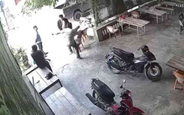 Hai người đàn ông dùng chân đá liên tiếp vào mặt ông N.