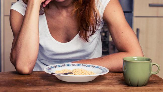 Việc cắt giảm quá nhiều calo quá nhanh sẽ gây ra những thay đổi về nội tiết tố khiến bạn muốn ăn nhiều hơn.