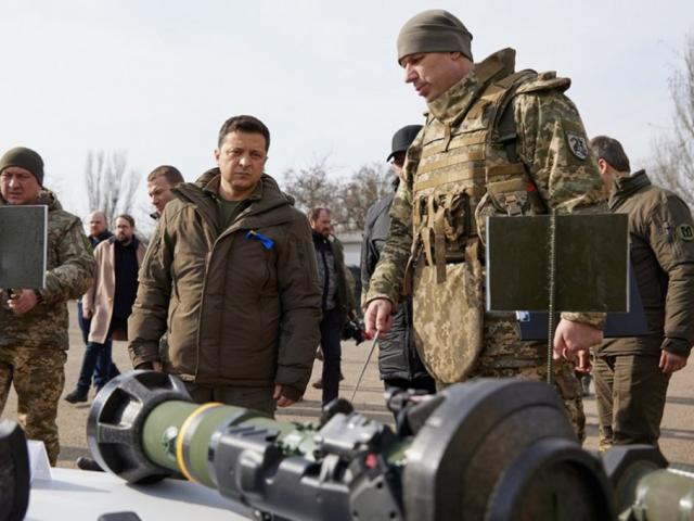 Nhận số vũ khí ”khủng” từ phương Tây, Tổng thống Ukraine vẫn than thở