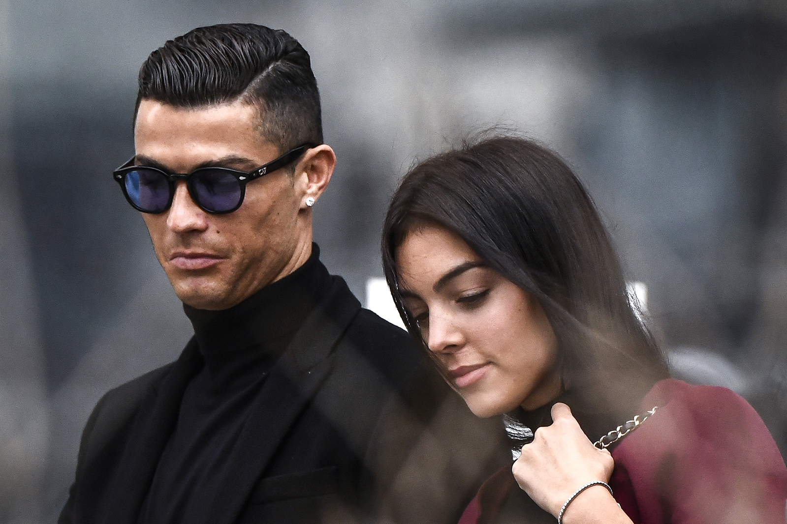Ronaldo - Tháng 4 &#34;sóng gió&#34;: Đập điện thoại, hat-trick và bi kịch mất con - 8