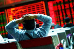 Kinh doanh - Sân chơi nóng chìm trong sắc đỏ: Nhà đầu tư Việt hoảng loạn chạy, người nước ngoài lại đổ vào