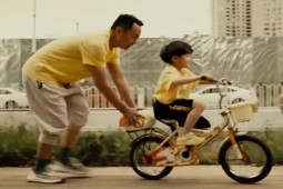 Clip hài hước - Hối hận muộn màng khi ông bố dạy con đi xe mà quên dạy cách phanh xe