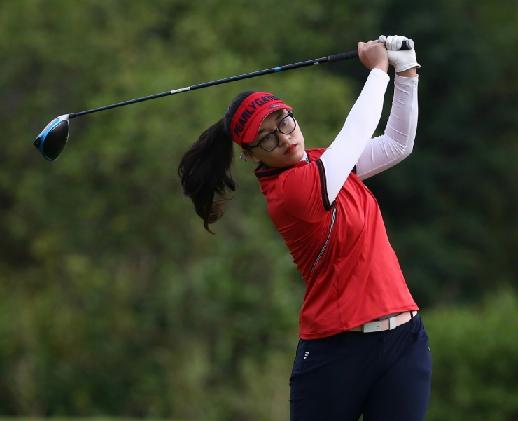 Trong ngày thi đấu đầu tiên (20/4), việc ứng cử viên số 1 cho ngôi vô địch Nguyễn Thảo My thi đấu không ổn định đã tạo cơ hội cho Đoàn Xuân Khuê Minh tạm thời độc chiếm ngôi đầu bảng. Nhà vô địch Nghiệp dư Nữ Quốc gia 2017 ghi thành công 2 điểm birdie và 3 bogey để kết thúc ngày thi đấu của mình với thành tích 73 gậy/ +1, tạo ra cách biệt 3 gậy so với Thảo My (76 gậy).