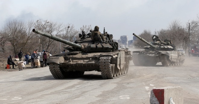 Xe tăng của các lực lượng được Nga hậu thuẫn di chuyển ở ngoại ô Mariupol.