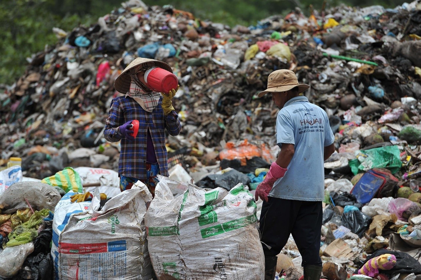Hình ảnh người dân vất vả xử lý rác thải chất đống ở biển Phú Quốc. Ảnh: Phạm Ngôn