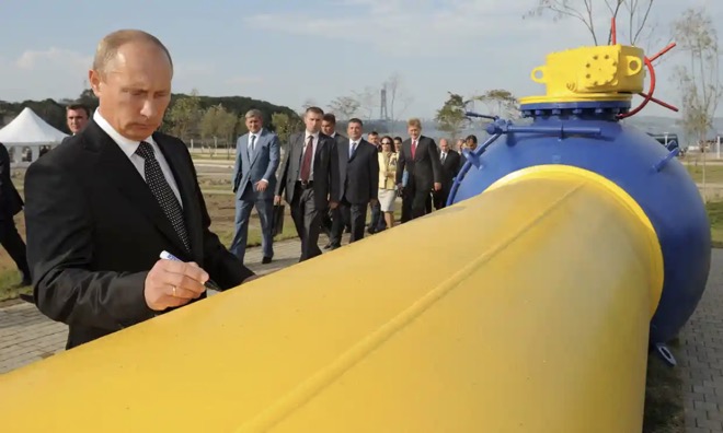 Ông&nbsp;Putin ký tên trên đường ống khí đốt ở Vladivostok năm 2011.