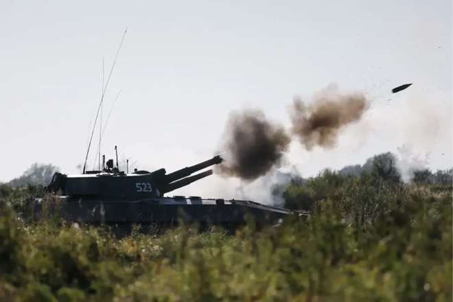 Pháo tự hành&nbsp;2S1 Gvozdika của Nga&nbsp;khai hỏa trong một cuộc tập trận.
