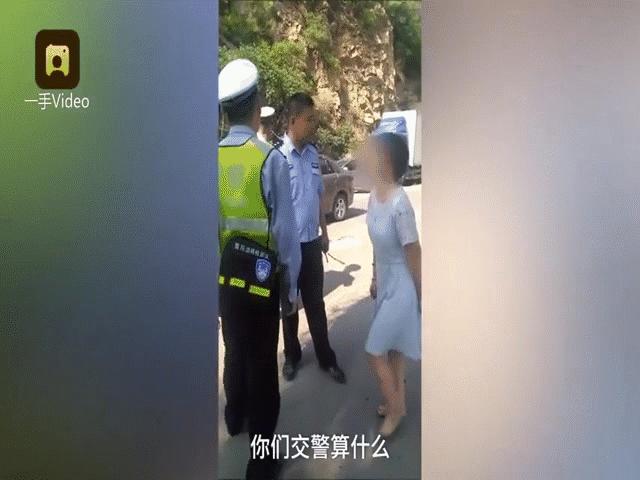 Phi thường - kỳ quặc - Bị cảnh sát giao thông kiểm tra, người phụ nữ rút giày tấn công và cái kết đáng đời