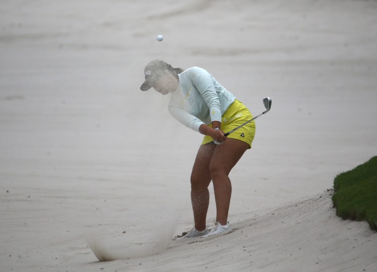 Nguyễn Thảo My (nhà vô địch bảng nữ các năm 2014, 2015, 2019) thử thách bản thân với một pha bóng trong hố cát.