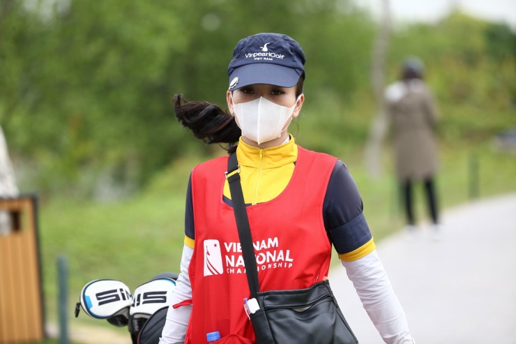 Một nữ Caddie (nhân viên giữ gậy golf) xinh đẹp. Sự xuất hiện của những "bóng hồng" giúp tăng thêm sức hút cho giải đấu
