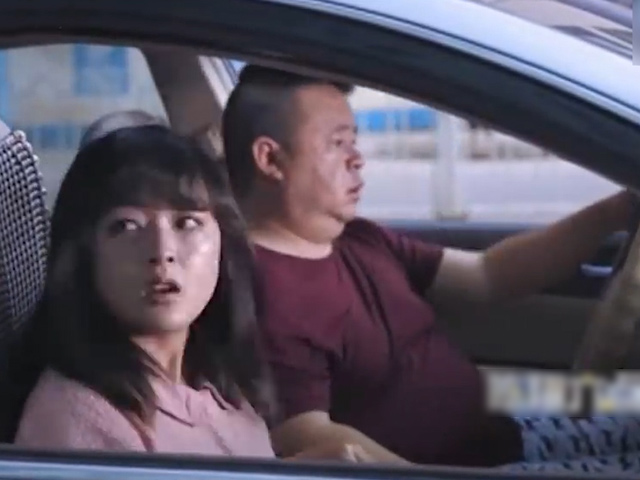 Clip hài hước - Cô gái trẻ vội vàng "sập bẫy" của hai bố con tài xế taxi