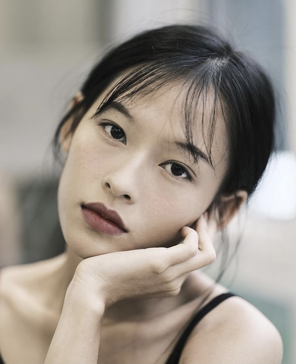 Nguyễn Minh Hà sinh năm 1999, là người mẫu lookbook nổi tiếng trên mạng xã hội.