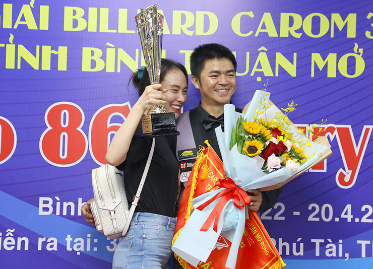 Quốc Nguyện ăn mừng chức vô địch cùng bà xã xinh đẹp