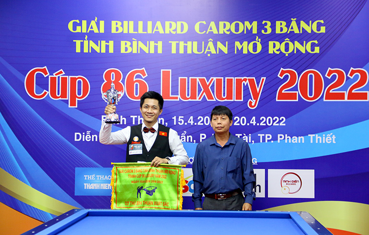 Nguyễn Văn Tài nhận giải thưởng cho cơ thủ chủ nhà Bình Thuận xuất sắc nhất