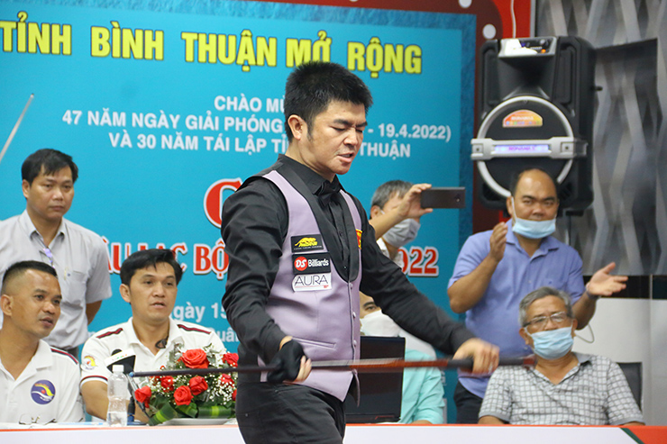 Quốc Nguyện ăn mừng phấn khích khi ghi điểm quyết định trong trận chung kết