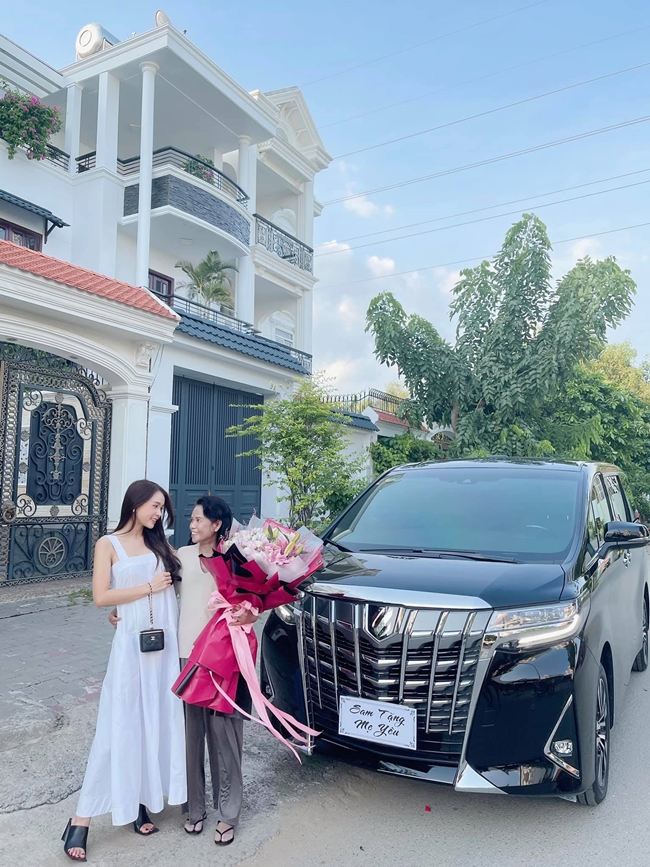 Tháng 6.2021, Sam chi mạnh tay mua tặng mẹ ruột chiếc xe sang trị giá gần 5 tỷ đồng. 
