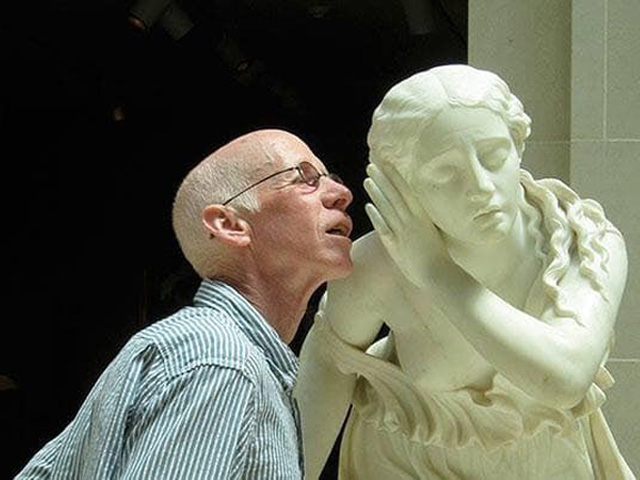 Tranh vui - Đỡ không nổi với những bức ảnh "tự sướng" với tượng nơi công cộng