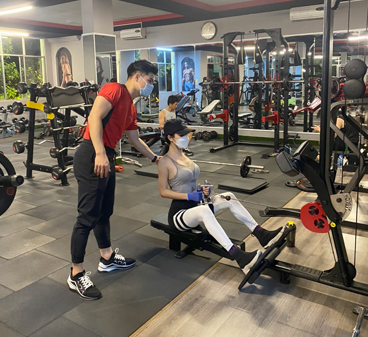 Người đẹp sinh năm 1995 cho biết trong thời gian giãn cách xã hội vì dịch bệnh, cô tập luyện rất nghiêm túc, đều đặn mỗi ngày: “Chính Gym đã giúp tôi không chỉ có sức khỏe tốt mà còn có một tinh thần tràn đầy năng lượng, yêu đời và vượt qua thời điểm khó khăn của dịch bệnh”.