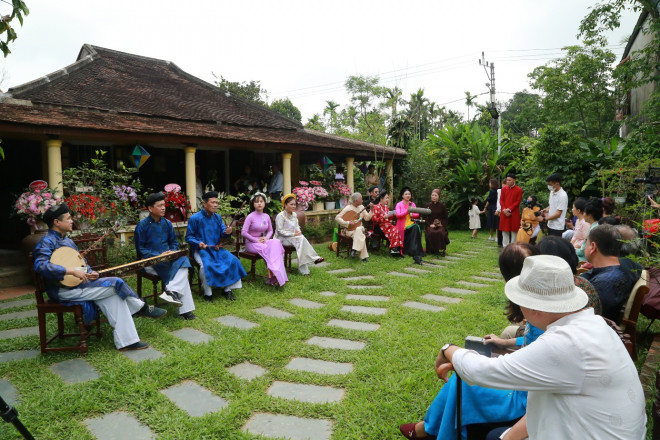 Bảo tàng này nằm cạnh dòng sông Hương, cách chùa Thiên Mụ không xa với không gian trưng bày gốm cổ rộng khoảng 700m2. Bảo tàng này có hơn 2.500 hiện vật khác liên quan đến sông Hương được mở cửa đón người xem.