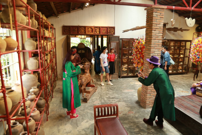 Từ ngày 17/4 đến ngày 17/8, Bảo tàng Gốm cổ Sông Hương sẽ nhận khách tham quan vào các ngày thứ 7 và Chủ Nhật. Các ngày trong tuần, khách với số lượng từ 5 người đến 20 người có thể đặt trước lịch để đảm bảo trải nghiệm tốt nhất. Sau thời gian trên, du khách có thể đến tham quan tất cả các ngày trong tuần từ 8h đến 17h.