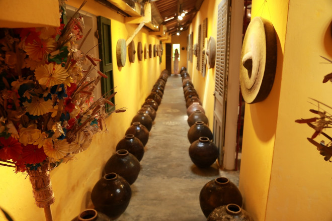 GS.TS Thái Kim Lan - Chủ nhân Bảo tàng gốm cổ sông Hương, cho hay, không gian trưng bày của bảo tàng là nơi bà trải qua tuổi thơ đầy kỷ niệm cùng với những người thân yêu trong dòng tộc. Sau mấy mươi năm sống ở trời Tây, bà trở về sống trong không gian này và thấy mình vẫn gắn bó, hạnh phúc với nơi đây như chưa bao giờ xa cách.