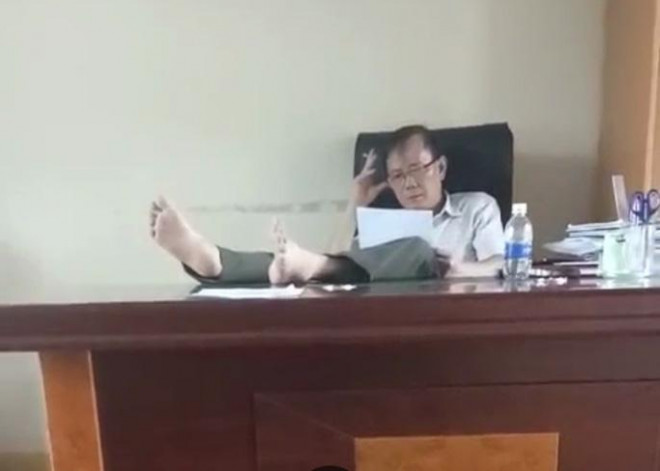 Hình ảnh ông Lê Văn Tường gác 2 chân lên bàn làm việc đăng tải trên MXH