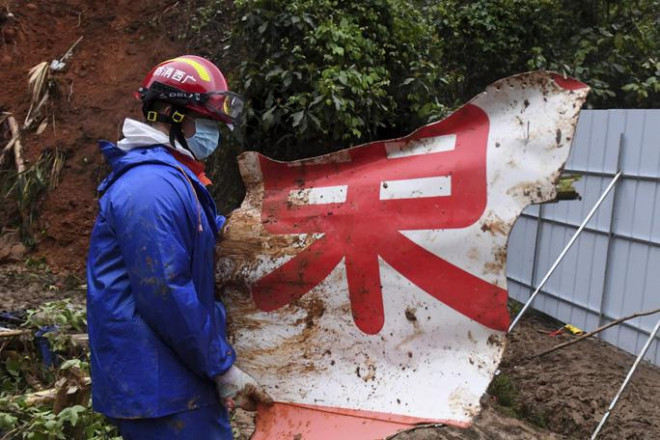 Mảnh vỡ máy bay của China Eastern rơi ở Quảng Tây hôm 21-3. Ảnh: AP