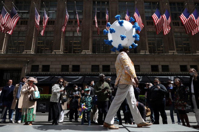 Một người mặc trang phục "cosplay" virus SARS-CoV-2 tại Lễ diễu hành Phục sinh hàng năm và Lễ hội Bonnet ở New York ngày 17-4 vừa qua - Ảnh: REUTERS