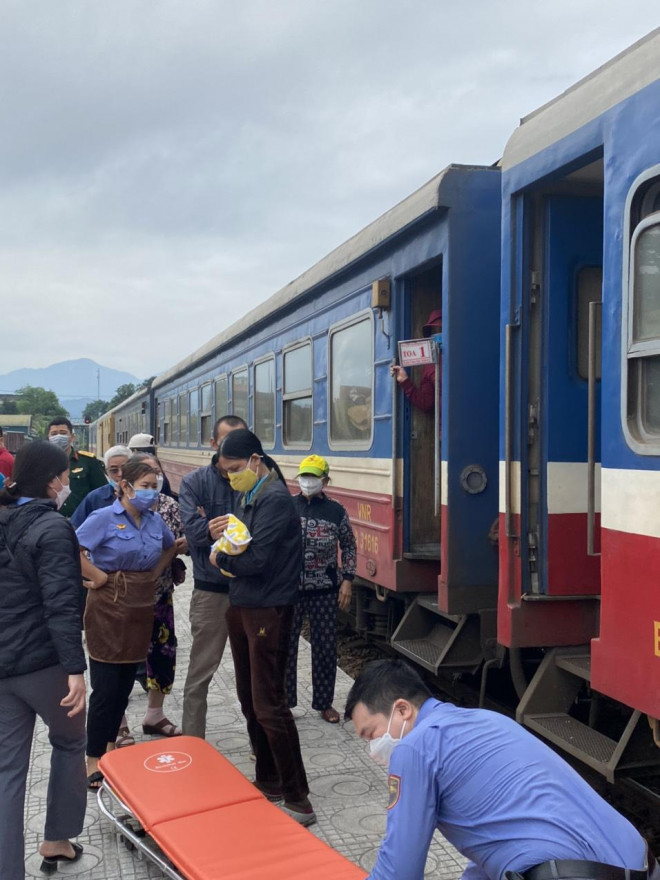 Tổ tàu cùng hành khách hỗ trợ sản phụ trở dạ