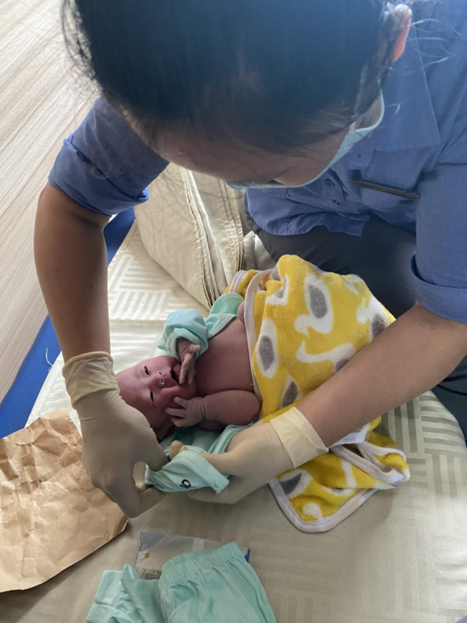 Em bé ra đời an toàn khiến tổ tàu, hành khách, người mẹ vỡ òa niềm vui