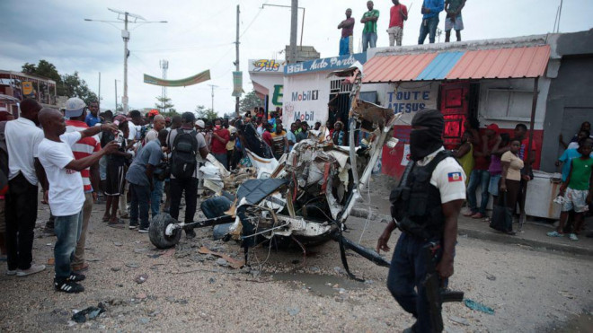 6 người chết thảm vì máy bay đâm xe tải ở Haiti - 1