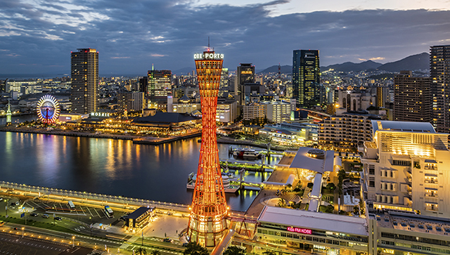 Kobe là một trong 6 thành phố lớn nhất Nhật Bản, nằm trên đảo Honshu, thuộc tỉnh Hyogo, đồng thời cũng là một trong những thành phố cảng thương mại năng động, sầm uất nhất. 

