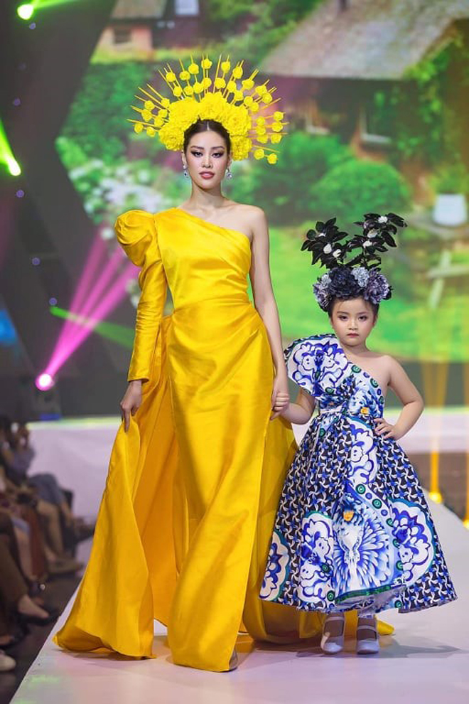 Mẫu nhí Annie Phương Anh thần thái diễn vedette cùng Hoa hậu Khánh Vân - 1