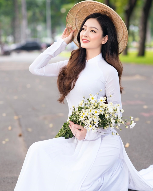Bởi vậy, cô còn có biệt danh là &#34;người đẹp áo dài&#34;, &#34;cô gái mặc áo dài đẹp nhất Sài thành&#34; hay &#34;người đẹp mặc áo dài không thua Mai Phương Thúy&#34;.&nbsp;
