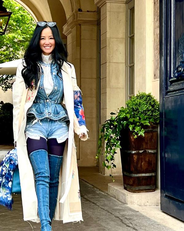 Mỗi lần xuất hiện, nữ ca sĩ đều chuẩn bị trang phục độc đáo gây ấn tượng